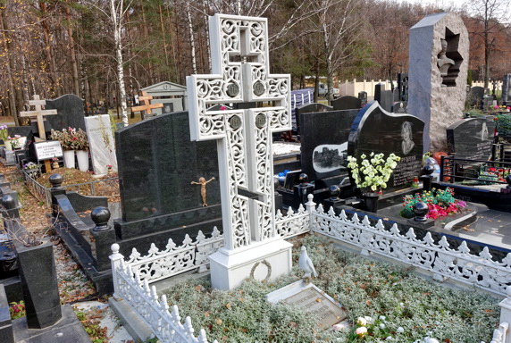 Покрытый искусной резьбой православный крест из белого мрамора